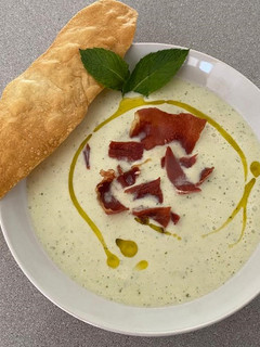 Una foto de Sopa de melón con crujiente de jamón