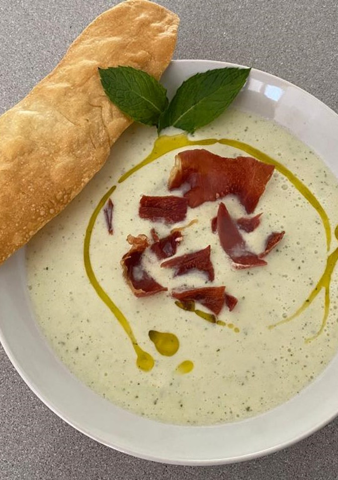 Una foto de Sopa de melón con crujiente de jamón