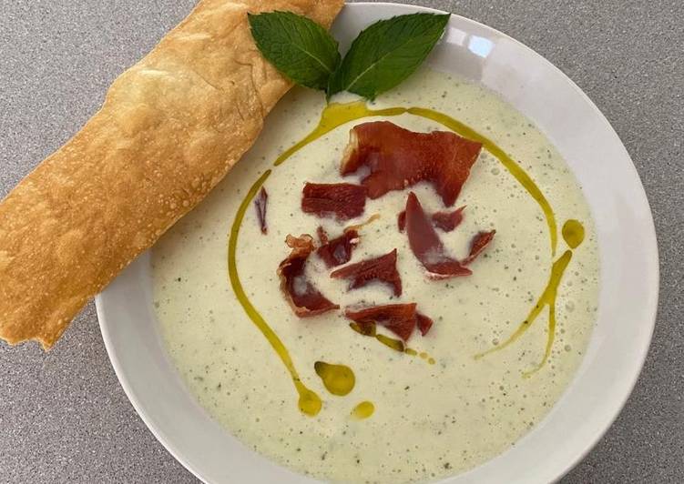 Sopa de melón con crujiente de jamón