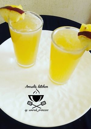 A picture of Apple and pineapple juice.