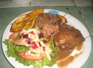 Una foto de Pollo caribeño
