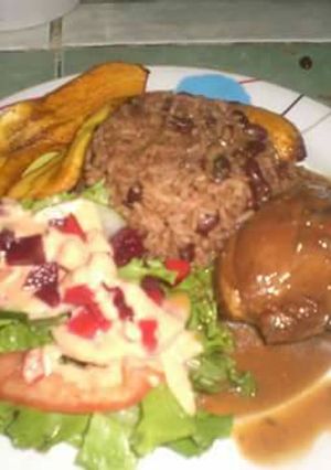 Una foto de Pollo caribeño