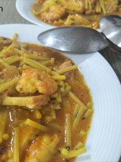 Una foto de Cazuela de fideos con pota y langostinos