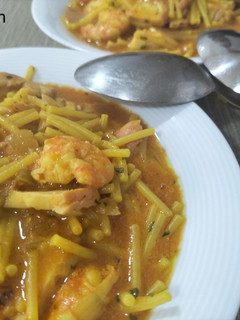 Una foto de Cazuela de fideos con pota y langostinos