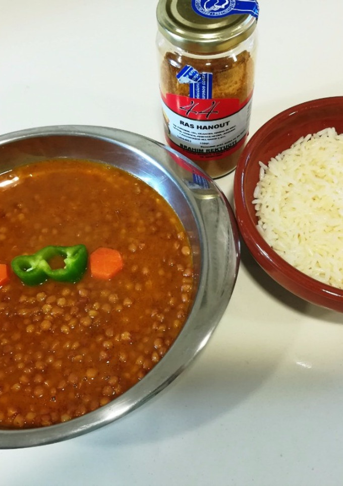 Una foto de Lentejas a ras hanout con arroz largo
