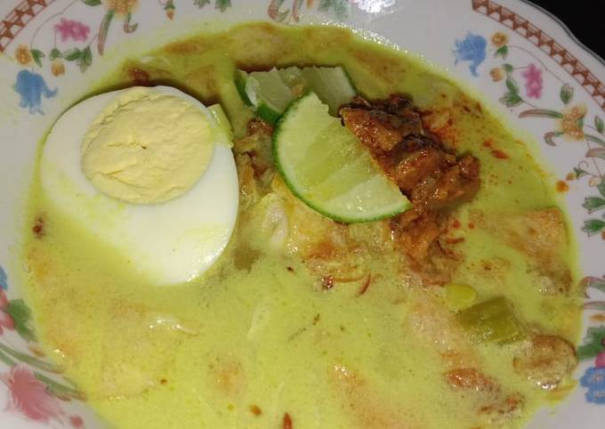 Soto ayam kuah santan khas jawa