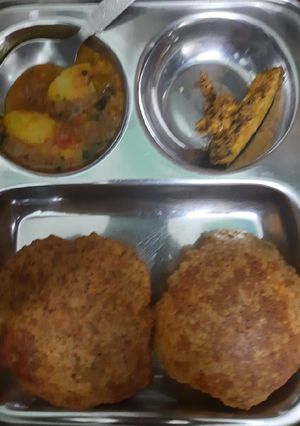 बेड़मी पूरी और सब्जी (bedmi poori aur sabzi recipe in Hindi) रेसिपी मुख्य फोटो