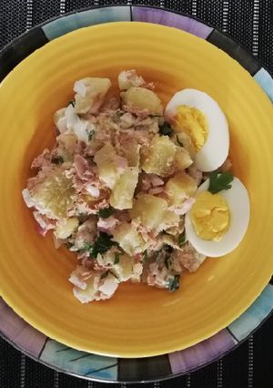Una foto de Ensalada de papa y atún