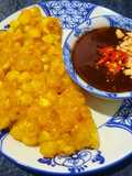 Bánh bắp ngọt chiên giòn chấm sốt me