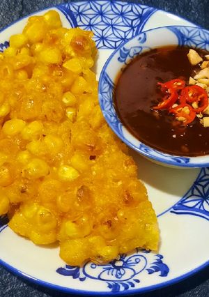 Hình của món Bánh bắp ngọt chiên giòn chấm sốt me.