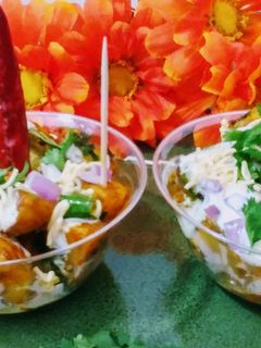 स्पाइसी आलू चाट (Spicy aloo chaat recipe in Hindi) रेसिपी मुख्य फोटो