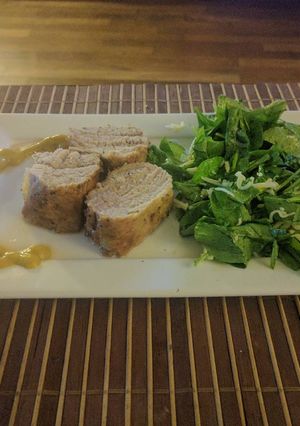Una foto de Solomillo de cerdo a la mostacoa con Ensalada Palermo
