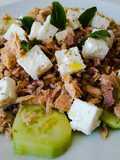 Insalata di farro con tonno, cetrioli, feta e menta
