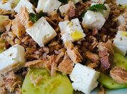 Una foto di insalata di farro