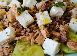 Foto di Insalata di farro con tonno, cetrioli, feta e menta