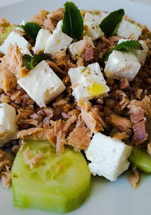 Foto di Insalata di farro con tonno, cetrioli, feta e menta