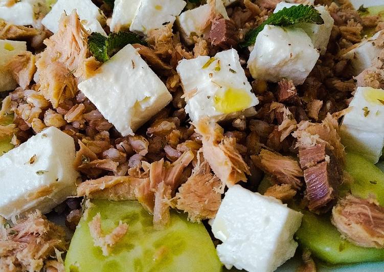 Insalata di farro con tonno, cetrioli, feta e menta