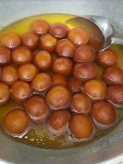 गुलाब जामुन (Gulam jamun recipe in hindi) रेसिपी मुख्य फोटो