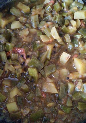 A picture of Snake guard curry.