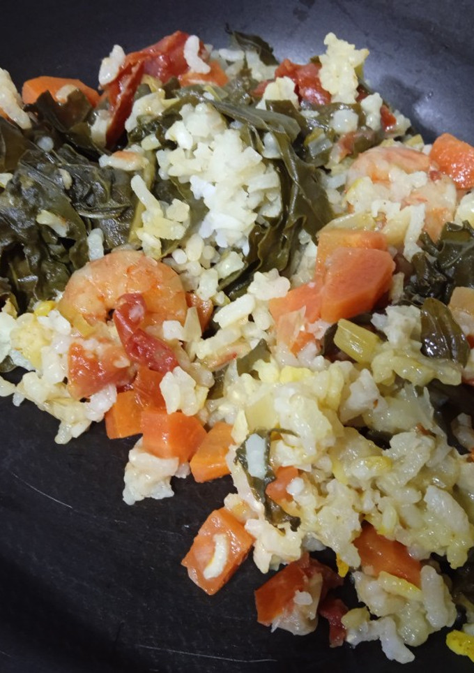Una foto de Arroz con gambas y kalé siberiano