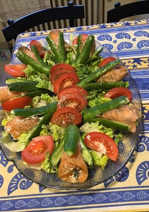 Une photo de Salade de minis concombres farcis saumon tzatziki et aneth