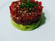 Una foto de tartar de atún