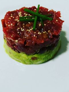 Una foto de Tartar de atún sobre una base de guacamole