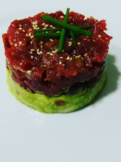 Una foto de Tartar de atún sobre una base de guacamole