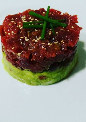 Foto principal de Tartar de atún sobre una base de guacamole