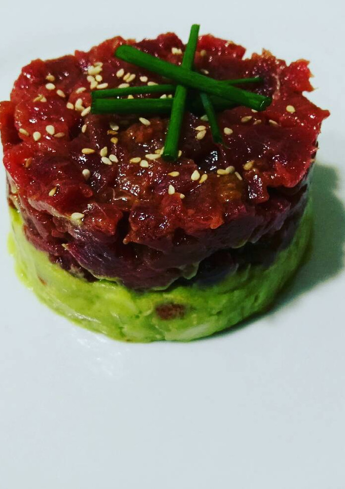 Una foto de Tartar de atún sobre una base de guacamole