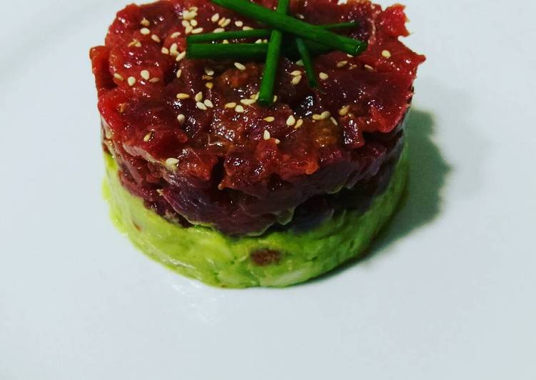 Tartar de atún sobre una base de guacamole