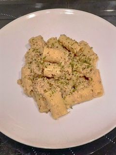 Una foto de Macarrones con Soja texturizada a la mostaza (Trampantojo macarrones a la carbonara)