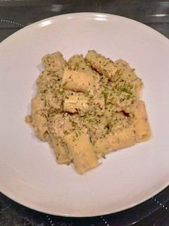 Una foto de Macarrones con Soja texturizada a la mostaza (Trampantojo macarrones a la carbonara)
