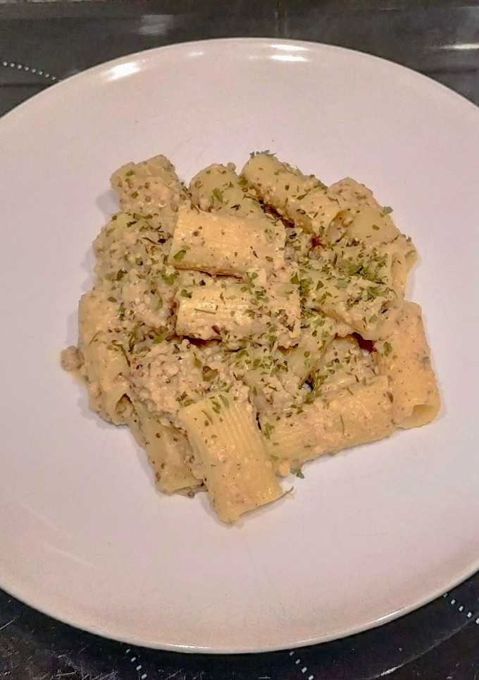 Una foto de Macarrones con Soja texturizada a la mostaza (Trampantojo macarrones a la carbonara)