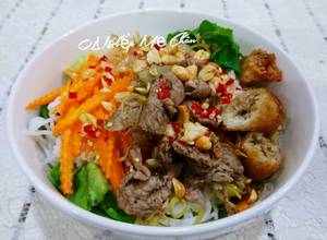 Hình của món Bún bò xào sả - chả giò.