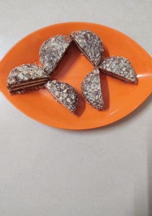 ખજૂર ડ્રાયફ્રુટ બિસ્કીટ (Khajoor Dryfruit Biscuit Recipe In Gujarati) રેસીપી મુખ્ય ફોટો