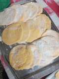 Sopaipillas en la máquina de hacer pan y estiradas en la máquina para pastas