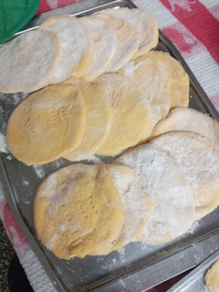 Una foto de Sopaipillas en la máquina de hacer pan y estiradas en la máquina para pastas