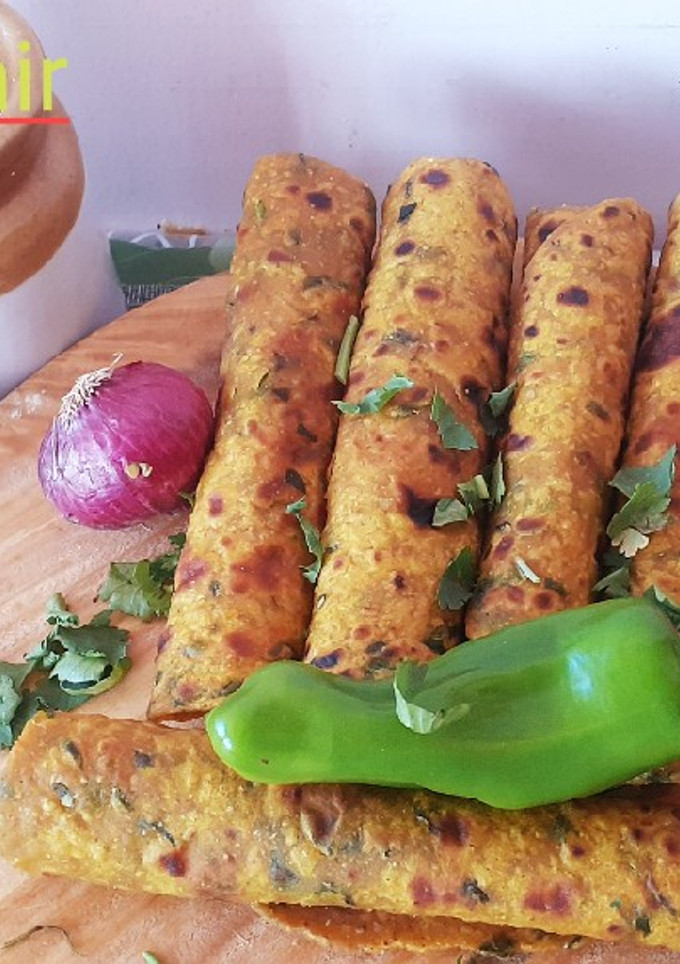 દુધી કોથમીર ના થેપલા (Dudhi Kothmir Thepla Recipe In Gujarati) રેસીપી મુખ્ય ફોટો