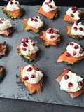 Smashed de brocolis, saumon fumé, chantilly de chèvre et graines de Grenade