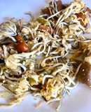Revuelto de gulas, setas y queso de cabra