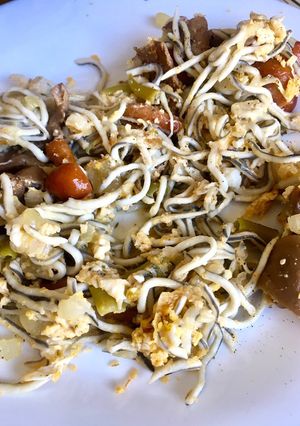 Una foto de Revuelto de gulas, setas y queso de cabra