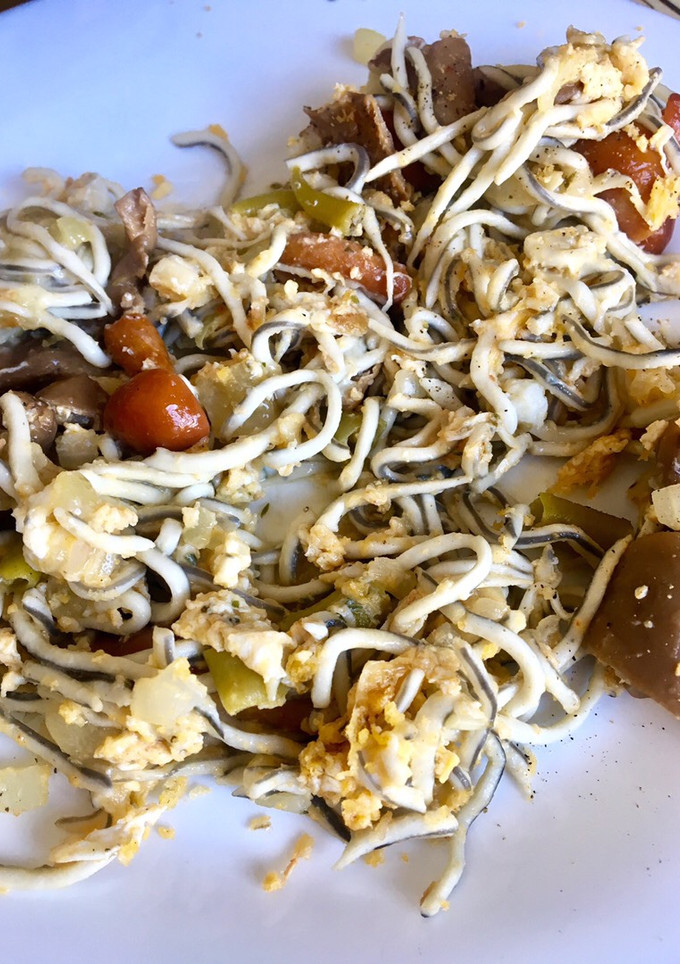 Una foto de Revuelto de gulas, setas y queso de cabra