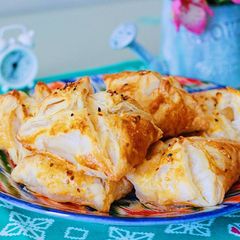 A picture of "Samsa" with chicken.