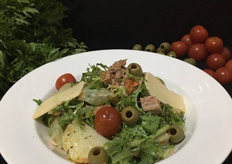 Mediterranean Salad: A healthy Complete Meal with Cheese and Potato