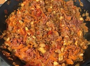 Une photo de Bœuf mijoté aux tomates, carottes et aubergine