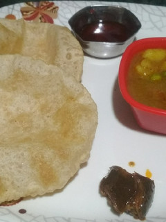 आलू मटर और पूरी (Aloo matar aur puri recipe in hindi) रेसिपी मुख्य फोटो
