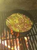 Salchipapas a fuego de leños