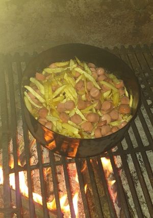 Una foto de Salchipapas a fuego de leños