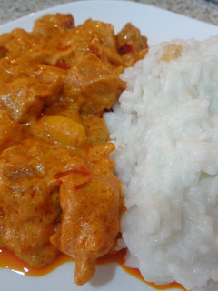Una foto de Pollo al curry con arroz basmati